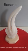 sculpture en sélénite de couleur translucide nommée `banane` en raison de sa form