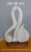 Sculpture abstraite en stéatite, de couleur ivoire, nommée `clé de sol` en raison d`une vague ressemblance avec le signe musical