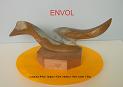 Sculpture abstraite en st�atite  de deux couleurs, bleu et roux, nomm�e `envol` en raison de son apparente l�g�ret�.