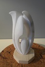 Sculpture en sélénite de couleur blanche translucide nommée `maternité`